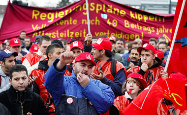 Berlins Daimler-Arbeiter zeigen ihre Kampfbereitschaft
