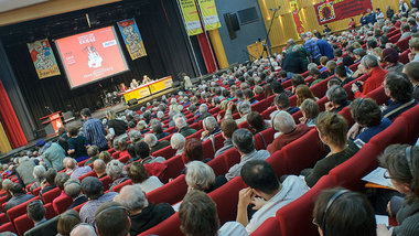 … und dicht gefüllte Reihen im großen Saal der