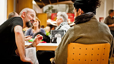 Diskussion im Café K