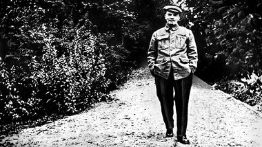 Lenin beim Spaziergang. Gorki, Gebiet Moskau, Anfang August 1922...