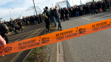 Kein Durchkommen f&uuml;r Neonazis &ndash; bis die Polizei r&aum...