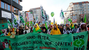 30000 Menschen demonstrierten am Samstag im Berliner Regierungsv...
