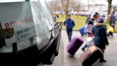 8. Januar, Berlin: Ankunft eines rum&auml;nischen Reisebusses. D...