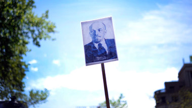 Hoch Lenin! Ein Gl&uuml;ck f&uuml;r die Menschheit, da&szlig; er...