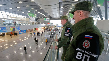 Militärpolizei auf einem Bahnhof von Sotschi Militärpolizei auf einem Bahnhof von Sotschi