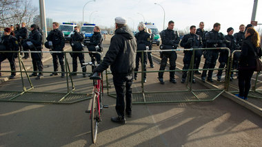 Polizeisperre am Samstag in Magdeburg: Beamte aus mehreren Bunde... Polizeisperre am Samstag in Magdeburg: Beamte aus mehreren Bunde...