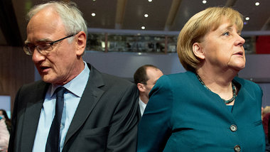 Bundeskanzlerin Angela Merkel mit dem IG-Metall-Chef Detlef Wetz...