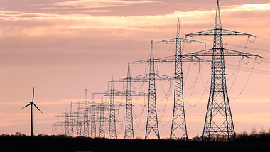 Seligenstadt (Bayern): Ein einsames Windrad steht einer Phalanx ...