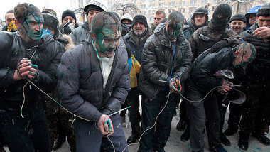 Kiew am Mittwoch: Oppositionelle Demonstranten schleifen vermein...