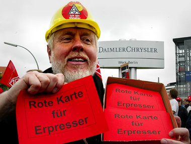 Aktion im Juli 2004 in Berlin gegen das »Erpreßwerk« DaimlerChry...