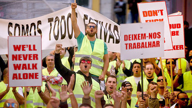 Demonstranten vor dem portugiesischen Nationalparlament in Lissa... Demonstranten vor dem portugiesischen Nationalparlament in Lissa...