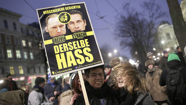 Ein Demonstrant vergleicht FPÖ-Chef Strache mit dem norwegi... Ein Demonstrant vergleicht FPÖ-Chef Strache mit dem norwegi...