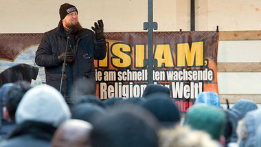 Pierre Vogel alias Abu Hamza am Samstag vor seinen J&amp;uuml;ng...