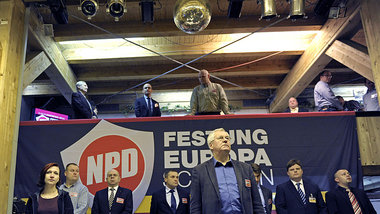 Partystimmung wollte auf dem letzten Bundesparteitag der NPD in ... Partystimmung wollte auf dem letzten Bundesparteitag der NPD in ...