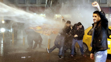 Wasserwerfer gegen Demonstranten, die in Istanbul am 18. Januar ... Wasserwerfer gegen Demonstranten, die in Istanbul am 18. Januar ...