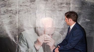 Julius Goldstein betrachtet w&auml;hrend der Ausstellungser&ouml...