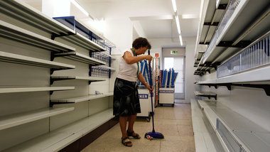Ausräumen und auf­räumen bei Schlecker (27. Juni 2012, München)