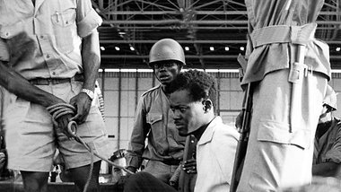 Patrice Lumumba nach seiner Verhaftung am 2. Dezember 1960 in Le...
