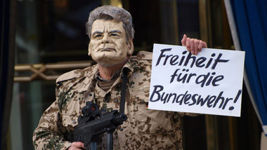 Günter Wangerin mit Maske und Maschinenpistolenimitat am Mittwoc...