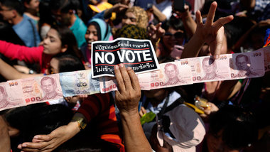 Antiregierungsdemonstranten rufen am Freitag in Bangkok zum Wahl...