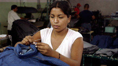 N&amp;auml;herin in Tehuacan, Mexiko: Die Arbeitsbedingungen sin...