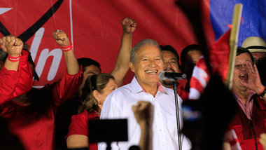 Der FMLN-Kandidat Salvador S&aacute;nchez C&eacute;ren bedankt s...