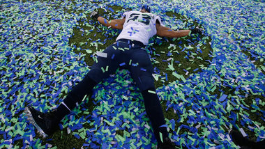 Seid umschlungen, Millionen &ndash; Malcolm Smith macht den Adle...