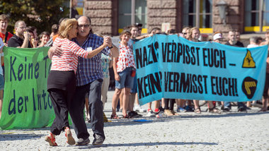 Tanzendes Paar bei Protesten gegen die NPD in Weimar (7.9.2013)