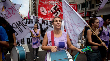 Demonstranten gegen das deutsche Unternehmen machen auf dessen V...