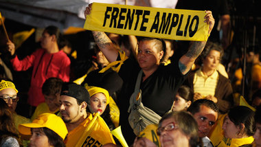 Anh&auml;nger der Frente Amplio bei der Ansprache ihres Kandidat...