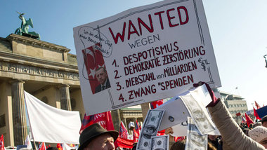In Berlin demonstrierten 2000 Menschen gegen den Besuch des t&am...