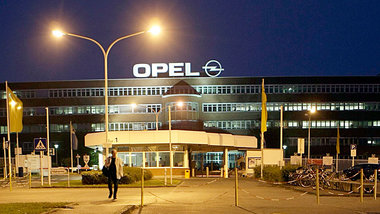 Hier werden bald wohl keine Autos mehr gebaut: Opel-Werkstor in ... Hier werden bald wohl keine Autos mehr gebaut: Opel-Werkstor in ...