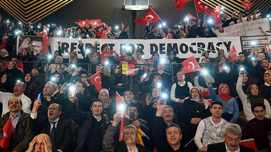 »Meister«-Singer: Erdogan-Fans am Dienstag abend im ... »Meister«-Singer: Erdogan-Fans am Dienstag abend im ...