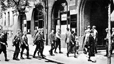 Am 2. Mai 1933 besetzten Polizei und SA das Gewerkschaftshaus am...