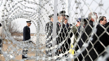 Feierliche Zusammenkunft vor Stacheldraht: FRONTEX-Offizielle we...