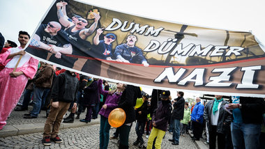 Antifaschisten demonstrieren am 1. Mai 2013 gegen ein Aufmarsch ...