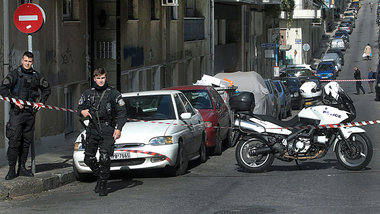 Polizisten sperren nach der nächtlichen Razzia am Dienstag morge... Polizisten sperren nach der nächtlichen Razzia am Dienstag morge...
