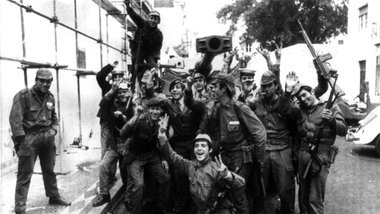 Soldaten bejubeln am 26. April 1974 in Lissabon die Befreiung. A...