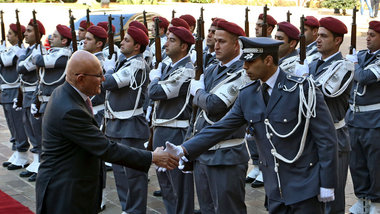 Der libanesische Premier Tammam Salam beim Abschreiten der Ehren...