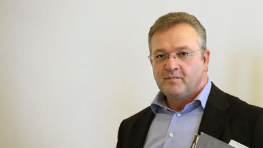 Berlins Innensenator Frank Henkel (hier im November 2012) sieht ...