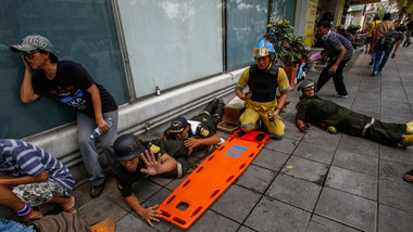 Die Auseinandersetzungen mit scharfer Munition in Bangkok forder... Die Auseinandersetzungen mit scharfer Munition in Bangkok forder...
