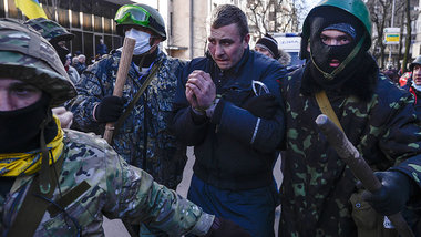 Bewaffnete Regierungsgegner in Kiew f&uuml;hren einen gefesselte...