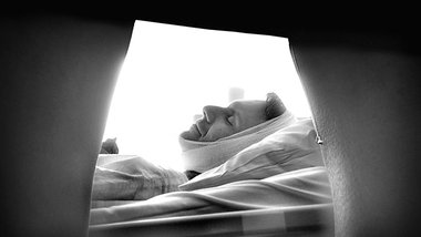 Wer parkt besser ein? Joe am Sterbebett ihres Vaters (Christian ... Wer parkt besser ein? Joe am Sterbebett ihres Vaters (Christian ...