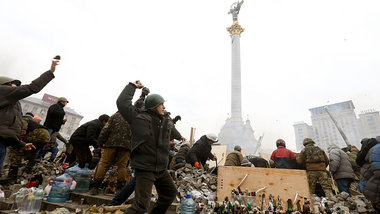 Kampfbereit gegen die Staatsmacht: Am Mittwoch auf dem Maidan in... Kampfbereit gegen die Staatsmacht: Am Mittwoch auf dem Maidan in...