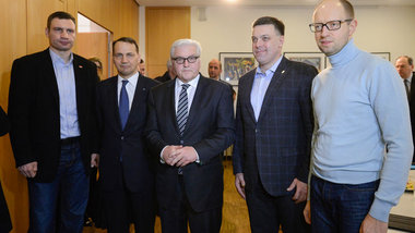 Die ukrainischen Oppositionspolitiker Witali Klitschko (l.), Ars...