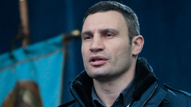 Mit Kirche und Faschisten: Witali Klitschko beim Singen der ukra... Mit Kirche und Faschisten: Witali Klitschko beim Singen der ukra...