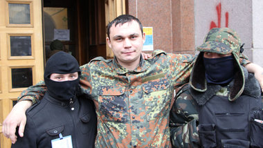 Gruppenbild mit Gesichtsmasken: Ukrainische Faschisten posieren ...