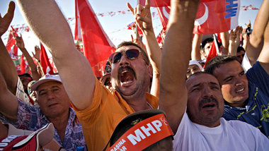 Unter der MHP-Flagge mit drei Halbmonden: Anhänger der &raq... Unter der MHP-Flagge mit drei Halbmonden: Anhänger der &raq...