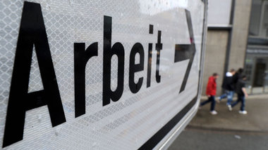 Nein, Arbeit gibt es hier – in der Arbeitsagentur – ... Nein, Arbeit gibt es hier – in der Arbeitsagentur – ...