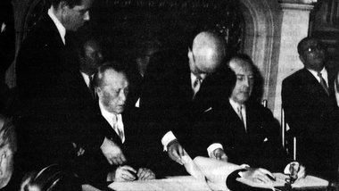 Bundeskanzler Konrad Adenauer unterzeichnet am 27. Mai 1952 den ... Bundeskanzler Konrad Adenauer unterzeichnet am 27. Mai 1952 den ...